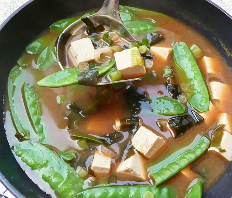 Misosuppe mit Tofu und Wakame