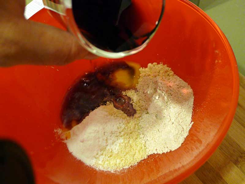 Rotweinmuffins-mit-Speck-und-Salbei-mischen-1