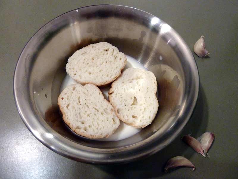 Tscherkessisches-Huhn-Brot-eingeweicht