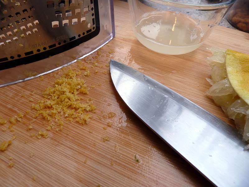 Zucchinisuppe-mit-Nudeln-und-Joghurt-Zitrone-1