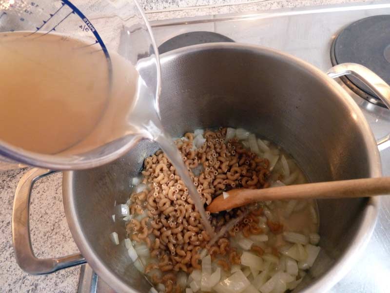 Zucchinisuppe-mit-Nudeln-und-Joghurt-Zutaten-im-Topf