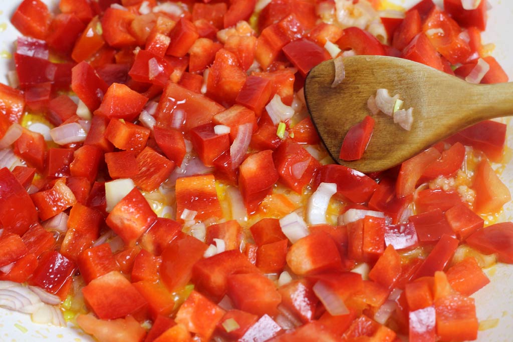Kuerbis-mit-Tomaten-Paprika-Sosse-und-Lachs-Sosse-vorbereiten