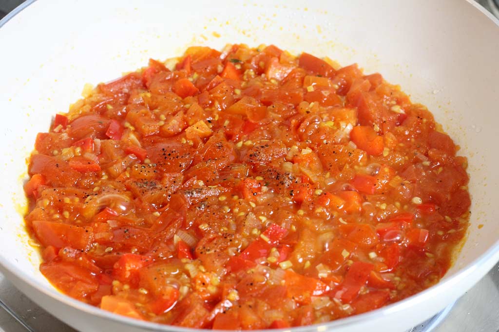 Kuerbis-mit-Tomaten-Paprika-Sosse-und-Lachs-Sosse