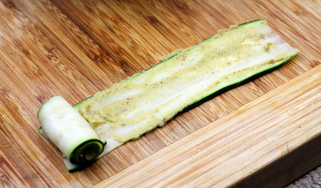 Zucchini-mit-Erdnuss-Sosse-rollen