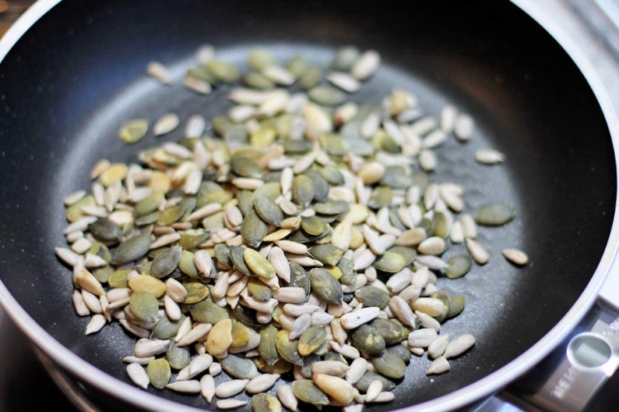 Geeiste Gurkensuppe mit Dill und gerösteter Körnermischung