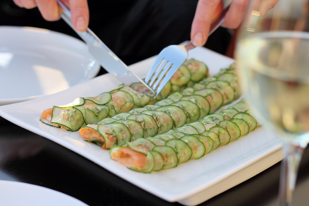 Lachs-Gurken-Rollen mit Macadamia-Paprika-Cremefüllung