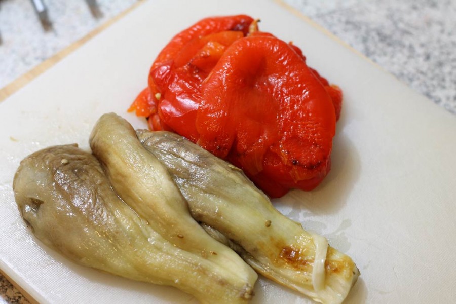 Salat aus gegrillten Auberginen und Paprika