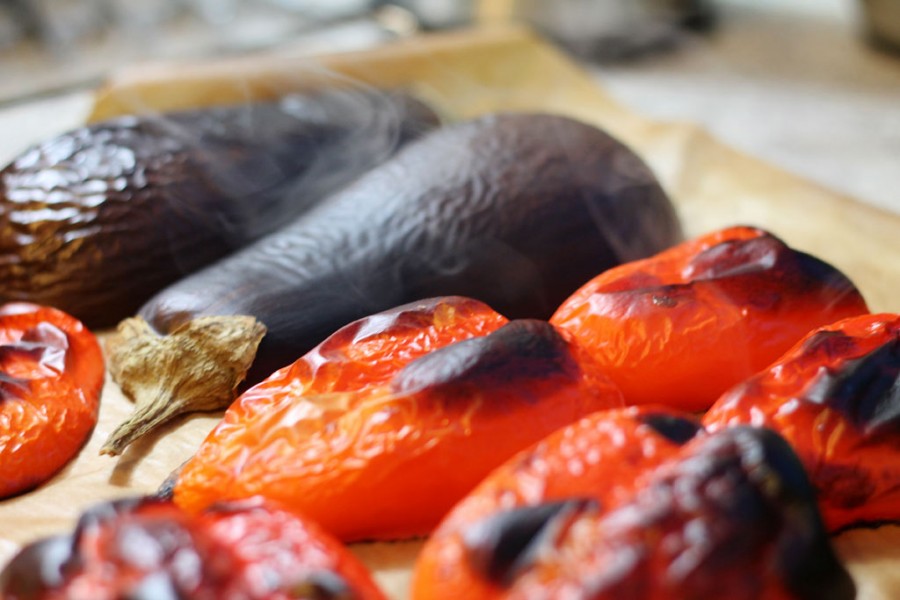 Salat aus gegrillten Auberginen und Paprika