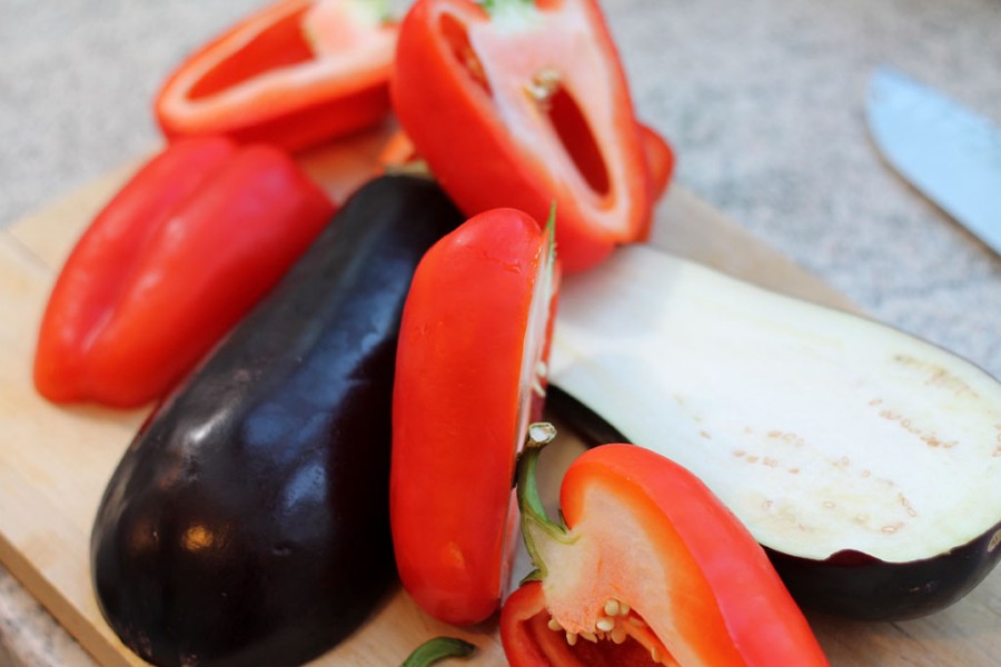 Salat aus gegrillten Auberginen und Paprika