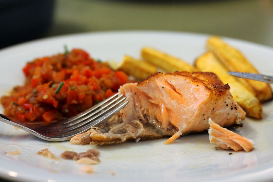 Salat aus gegrillten Auberginen und Paprika