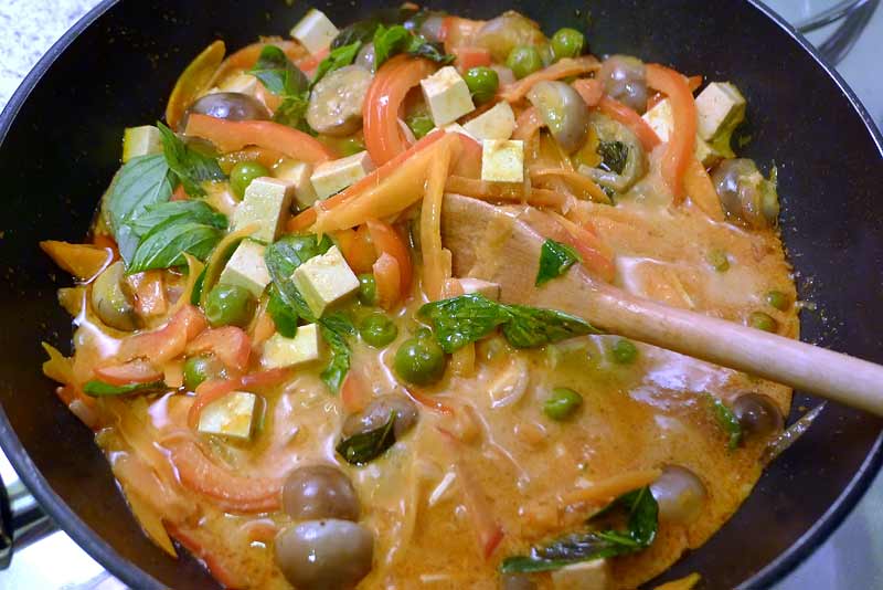 thai-curry-fuer-einsteiger-basilikum-unterheben