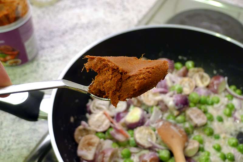 thai-curry-fuer-einsteiger-currypaste-in-der-pfanne-anbraten