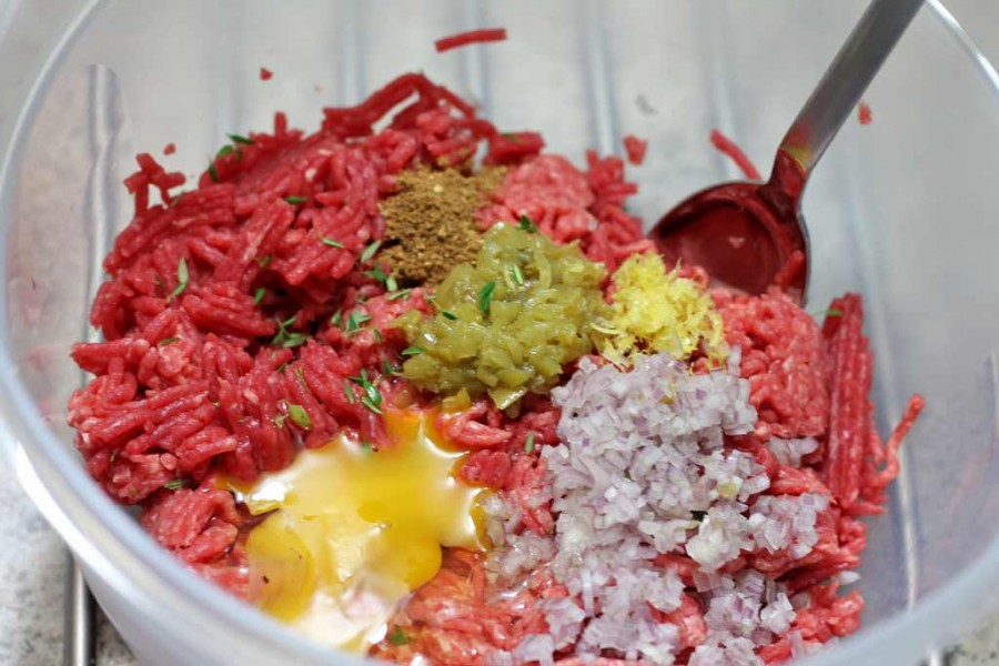 Bratlinge vom Rind mit Lebkuchengewürz und Topinamburchips