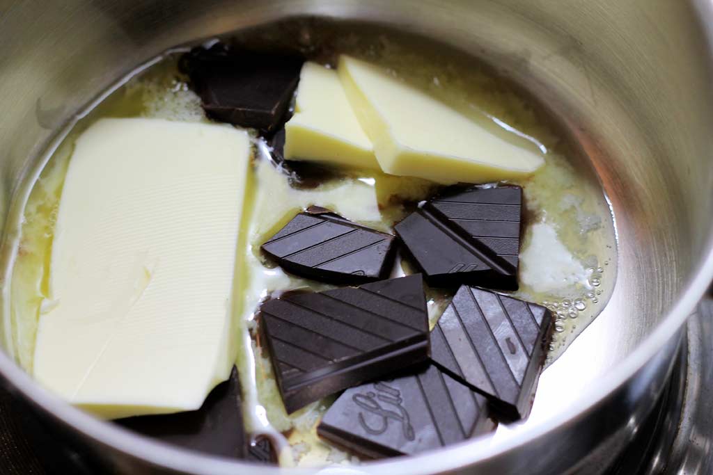 Low-Carb-Brownies-Schokolade-und-Butter-schmelzen