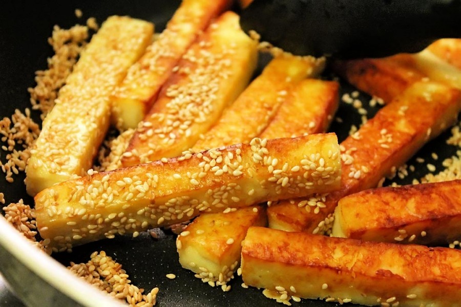 Paneersticks mit geröstetem Sesam