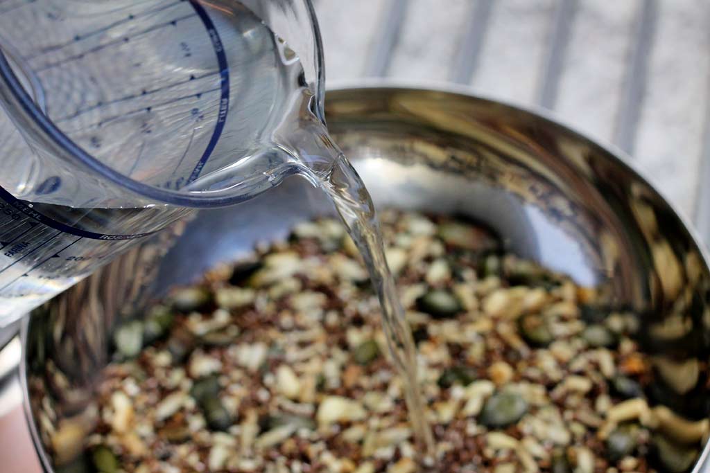 Knaeckebrot-aus-Samen-und-Koerner-Wasser-zugeben