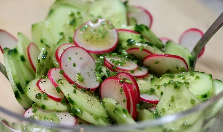 Gurken-Radieschen-Salat mit Zitrone und Schnittlauch