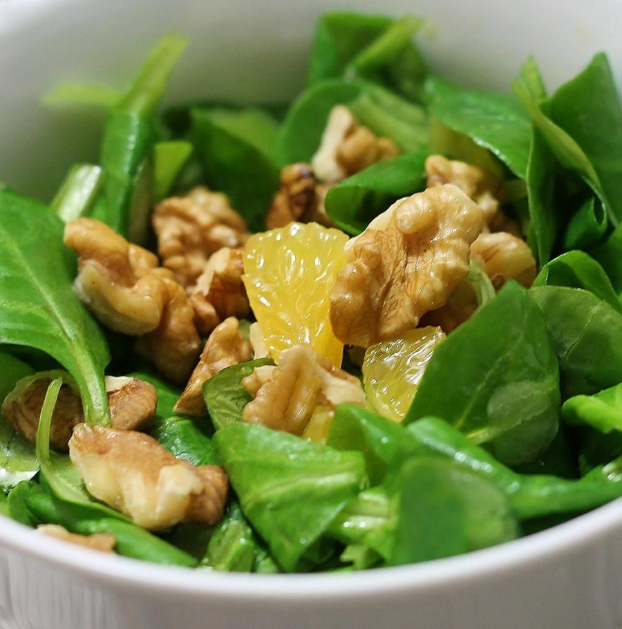 Feldsalat mit Orange und Walnüssen Feldsalat mit Orange und Walnüssen