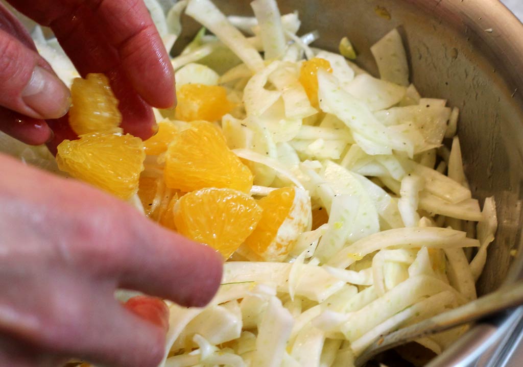 Fenchelsalat-mit-Orangen-und-Walnuessen-Orangenfilets-dazugeben