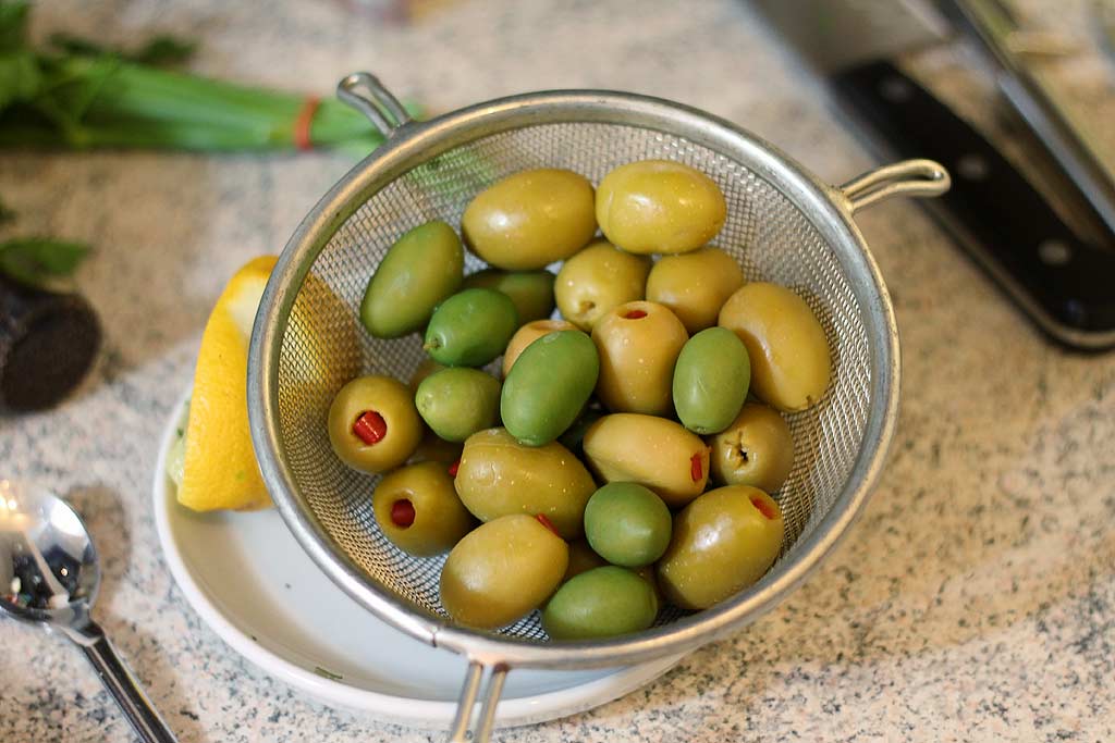 Oliven-in-Mandelpanade-Oliven-vorbereiten