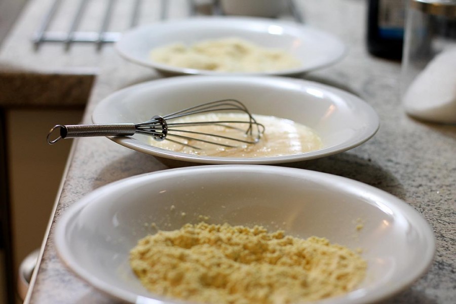 Oliven in Mandelpanade mit Joghurt und Kräutersoße