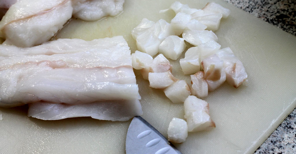 Ceviche-aus-Fischfilet-und-Pulpo-Fisch-in-Wuerfel-schneiden