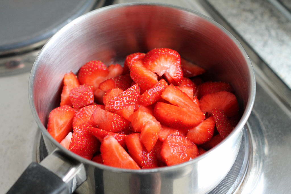 Erdbeer-Kaesekuchen-ohne-Backen-Erdbeeren-duensten