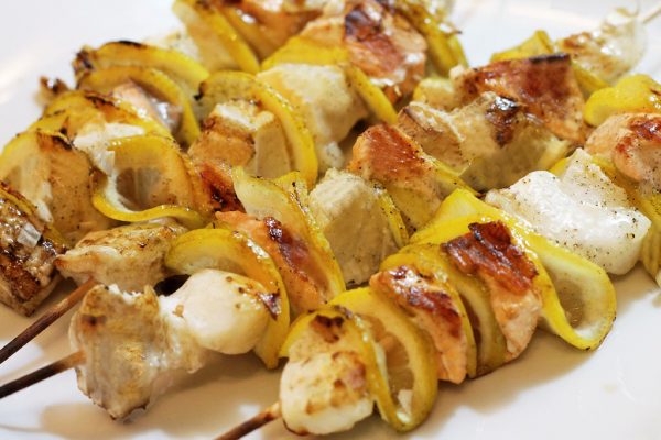 Fischspieße mit Zitronen