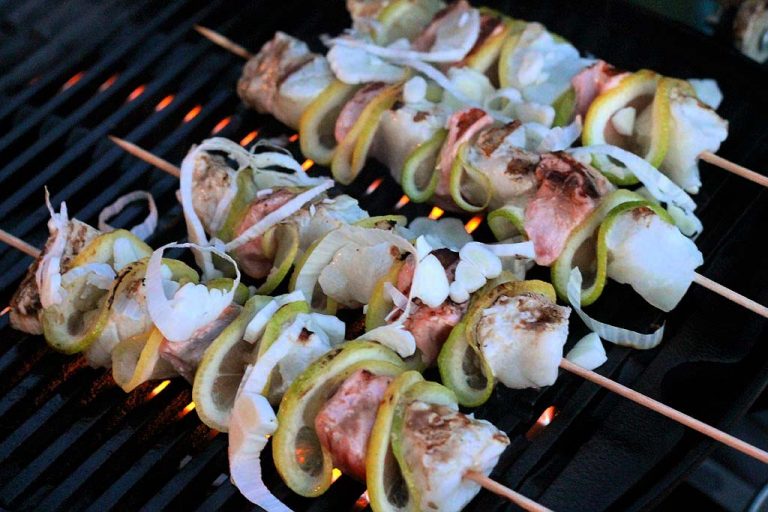 Fischspieße mit Zitronen