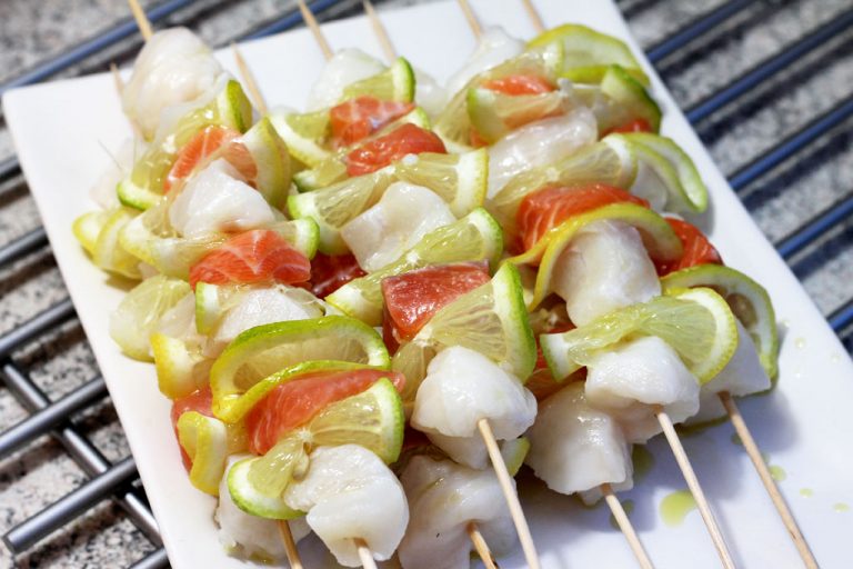 Fischspieße mit Zitronen