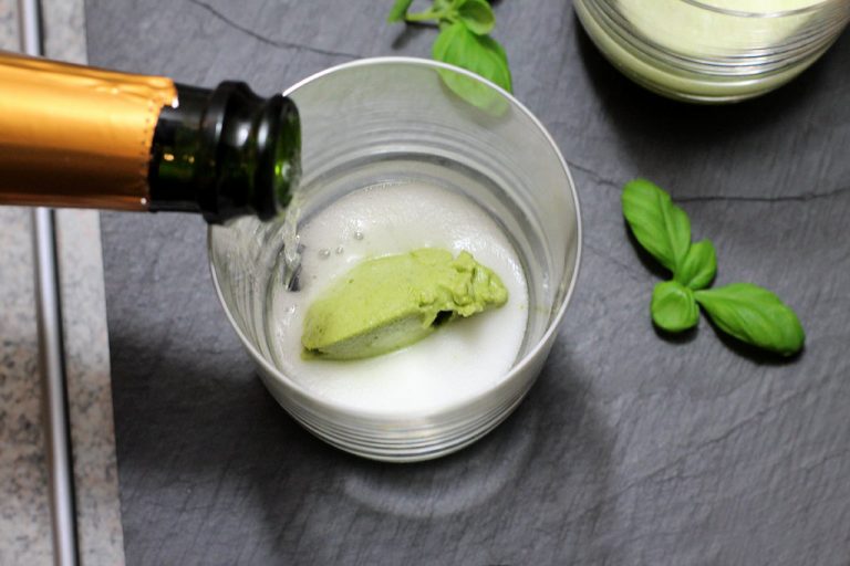 Basilikum-Sorbet mit Prosecco