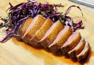 Knusprige Entenbrust in der Pfanne und dem Backofen zubereitet