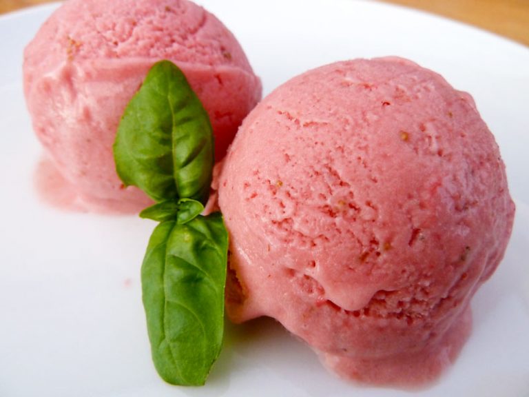 Erfrischendes Erdbeereis mit Basilikum Erfrischendes Erdbeereis mit Basilikum