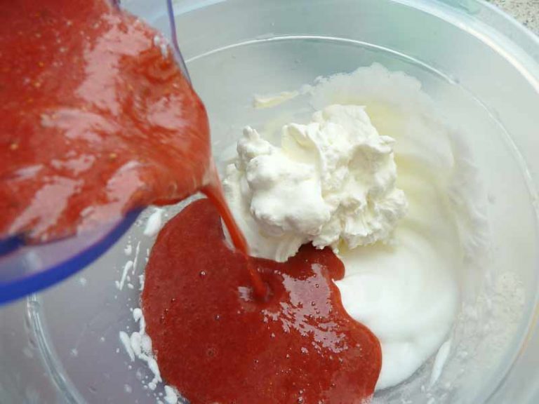 Erfrischendes Erdbeereis mit Basilikum Erfrischendes Erdbeereis mit Basilikum