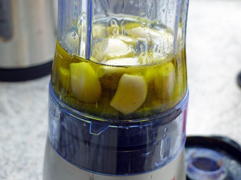 Toum – Eine libanesische Würzpaste auf Basis von Knoblauch, Zitrone und Öl