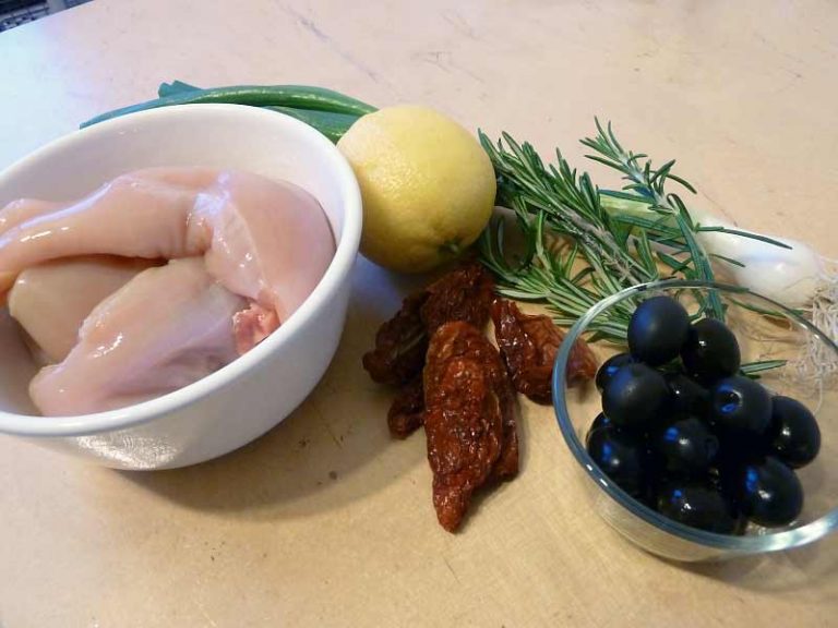 Zitronen-Hühnerbrust mit Rosmarin und Oliven in Folie gedämpft