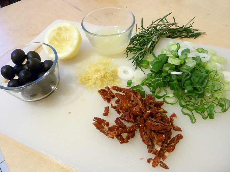 Zitronen-Hühnerbrust mit Rosmarin und Oliven in Folie gedämpft