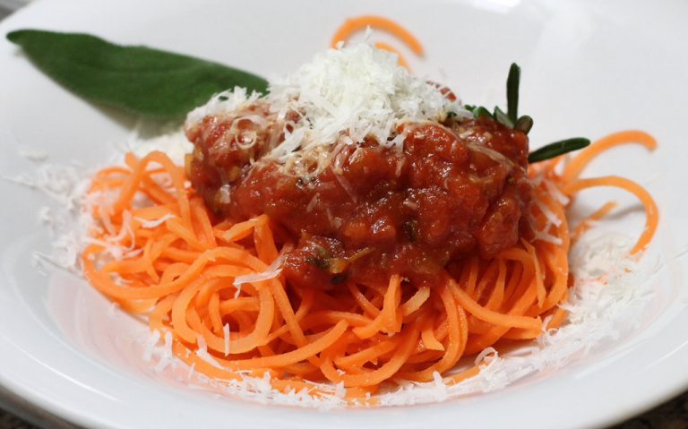 Karottenspaghetti mit würziger Tomatensoße