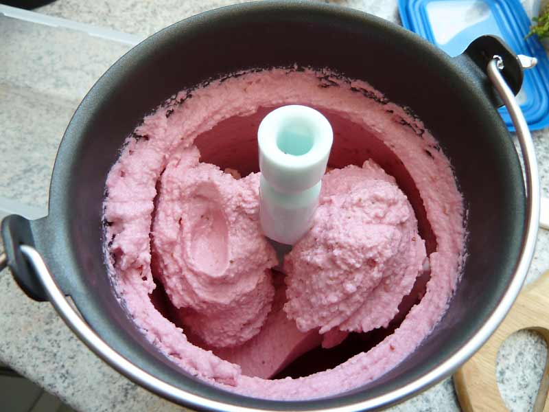 Erdbeer-Himbeer-Eis auf Quarkbasis mit hausgemachtem Marzipan