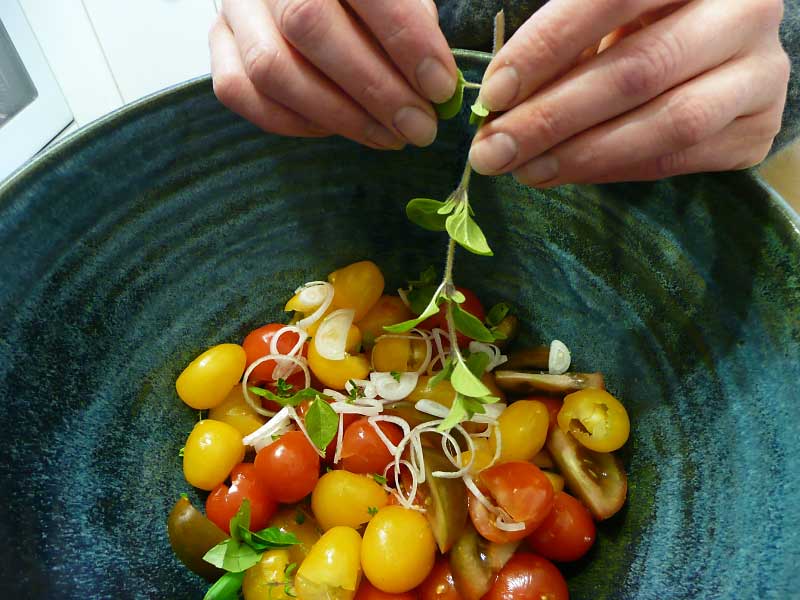 Tomatensalat, gequetscht und mit frischen Kräutern verfeinert